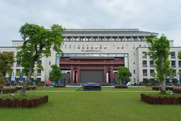 Studenten Lopen Langs Huateng Academische Complexen Aangeduid Met Pony Huateng — Stockfoto