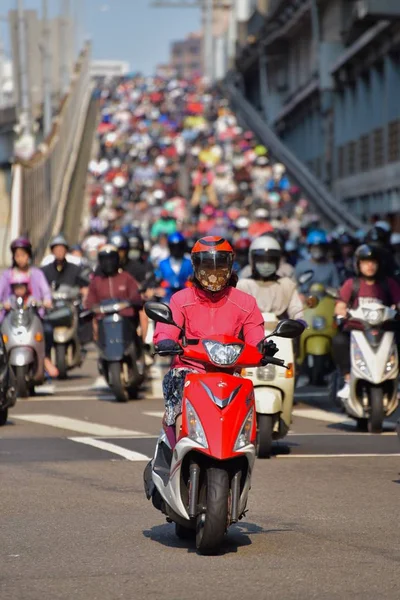 Anwohner Fahren Mit Motorrädern Auf Der Rampe Einer Brücke Die — Stockfoto