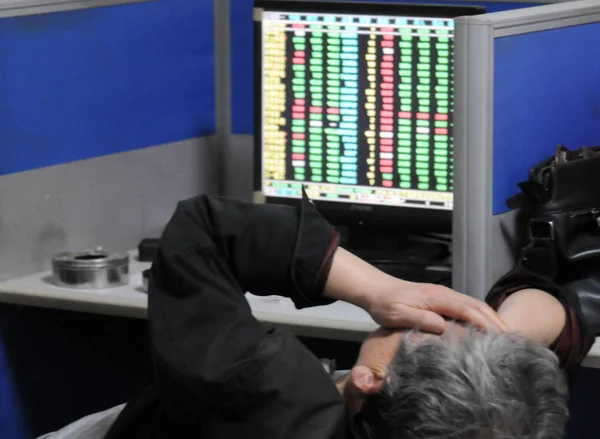Concerned Chinese Investor Reacts Looks Prices Shares Red Price Rising — Stock Photo, Image