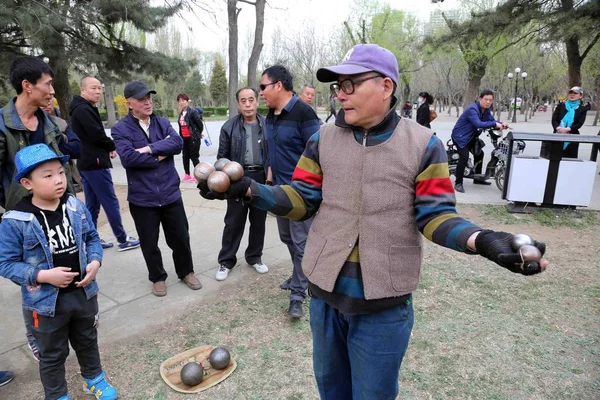 Year Old Κινέζικο Άνθρωπος Piao Yingmin Παίζει Σιδερένια Μπάλες Ένα — Φωτογραφία Αρχείου