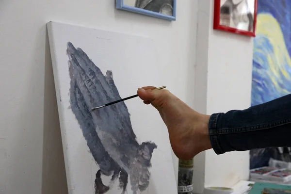 Инвалид Китайский Художник Кайцзянь Рисует Картину Своими Талантливыми Пальцами Ног — стоковое фото