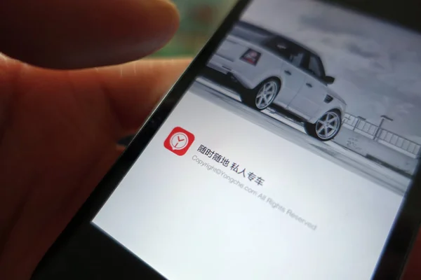 Ein Chinesischer Handynutzer Benutzt Die Autovermietungs App Yidao Yongche Auf — Stockfoto