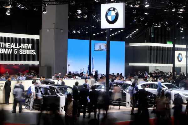 Menschen Besuchen Den Stand Von Bmw Während Der Shanghai International — Stockfoto