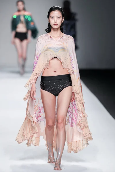Modell Jelenik Meg Egy Teremtés Woo Divatbemutató Során Shanghai Divat — Stock Fotó