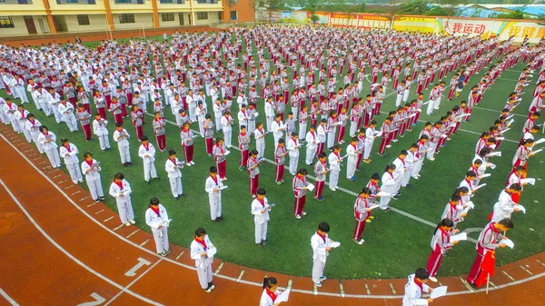 Schüler Nehmen Während Einer Unterrichtspause Der Chengxi Mittelschule Der Stadt — Stockfoto