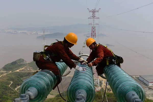 Trabalhadores Chineses Verificam Circuitos Torre Transmissão Energia 220 Cross Sea — Fotografia de Stock