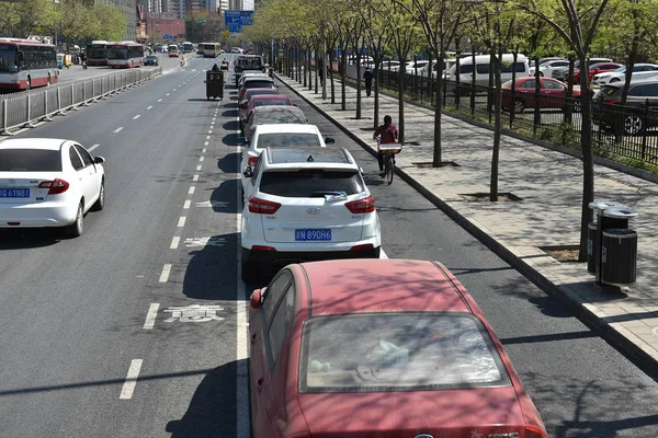 2017年4月12日 在中国北京的一条街道上 车辆停在自行车道和普通机动车车道之间的新停车位上 — 图库照片