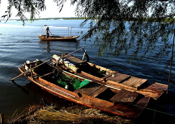 2004年8月28日 在中国北部河北省保定市 一名当地人在中国北方最大的淡水湿地 安新县 新经济特区熊安新区的一部分 上划船 — 图库照片