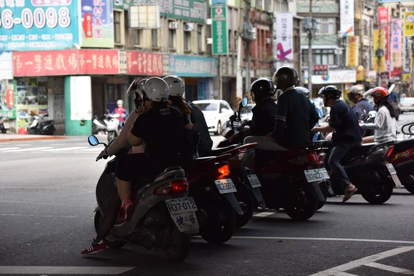 Местные Жители Ездят Мотоциклах Дороге Тайбэй Тайвань Апреля 2017 Года — стоковое фото