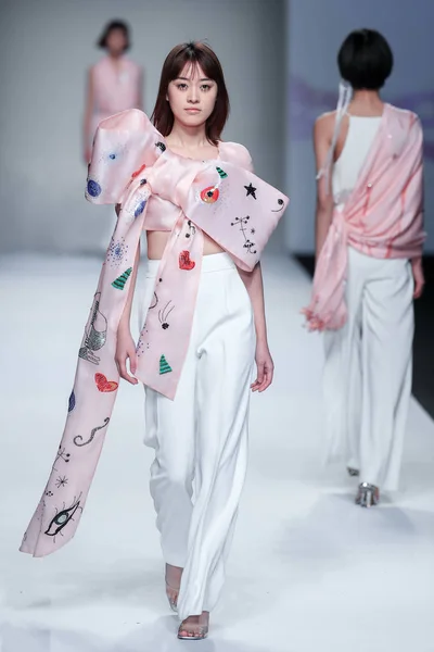 Model Displays New Creation Fashion Show Woo Shanghai Fashion Week — Stock Photo, Image