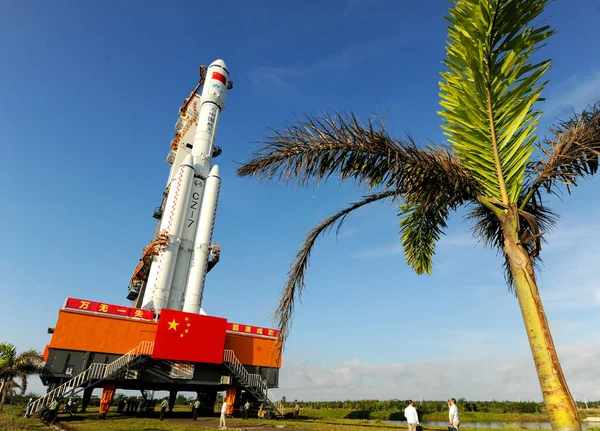 長い3月 キャリアロケットは 中国の最初の貨物宇宙船 Tianzhou を運ぶウェンチャン市 南中国の海南省のウェンチャン宇宙打上げセンターで離陸します 月2017 — ストック写真