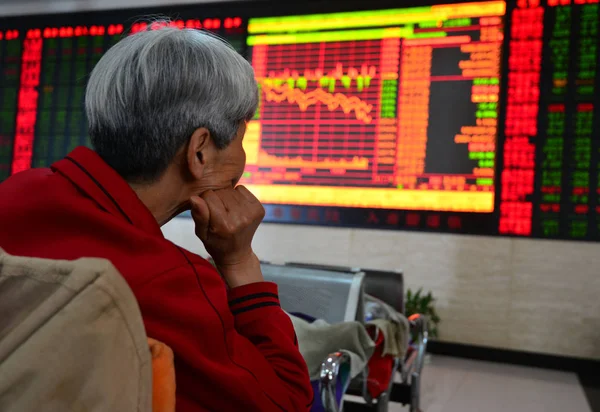 Een Betrokken Chinese Investeerder Kijkt Naar Shanghai Composite Index Een — Stockfoto