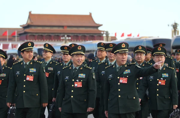2017년 베이징에서 제12차 전국인민대표대회 전인대 제5차 개막식에 인민해방군 관계자들이 참석하고 — 스톡 사진