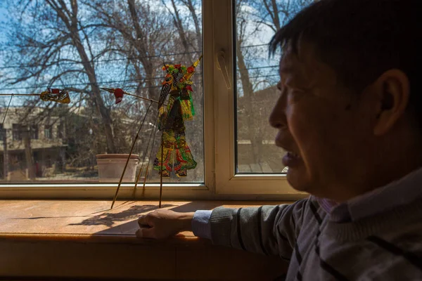 Китаец Сидун Показывает Марионетку Сделанную Приемным Отцом Которую Собрал Дома — стоковое фото