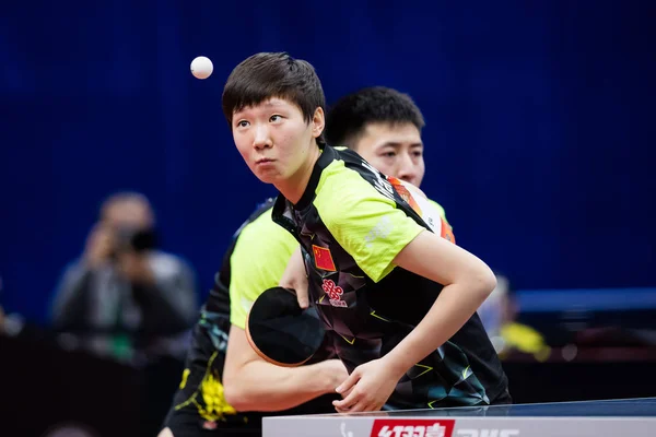 Wang Manyu Front Serveert Zoals Fang Van China Concurreren Tegen — Stockfoto