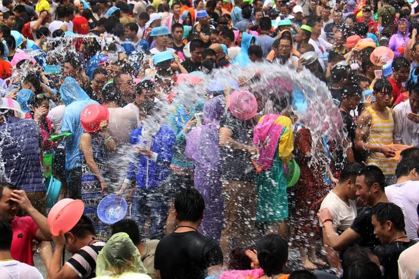 Місцеві Жителі Туристи Посипати Водою Щоб Відсвяткувати Водно Дощування Фестиваль — стокове фото