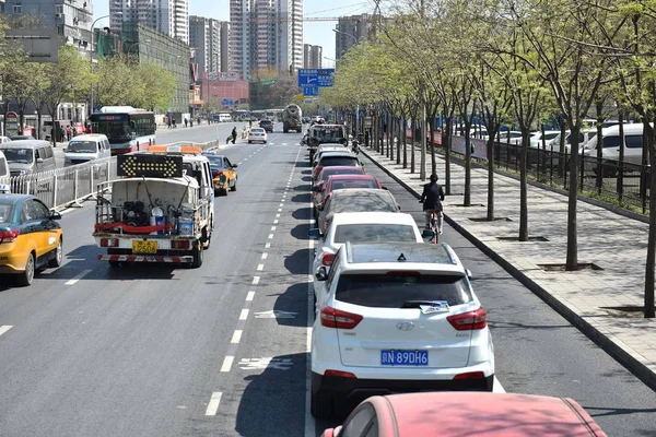 Pojazdy Zaparkowane Nowych Miejscach Parkingowych Między Pasa Rowerowego Regularnych Pasów — Zdjęcie stockowe