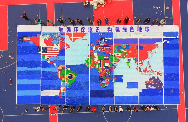 中国北東部吉林省長春市でボトルキャップで作られたほぼ完成した世界地図の眺め 2017年4月20日 — ストック写真