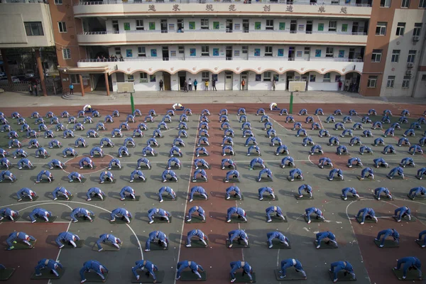 Des Élèves Chinois Pratiquent Gymnastique Yoga Pendant Les Vacances Scolaires — Photo