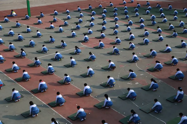 Estudiantes Chinos Practican Gimnasia Yoga Durante Las Vacaciones Clase Patio — Foto de Stock