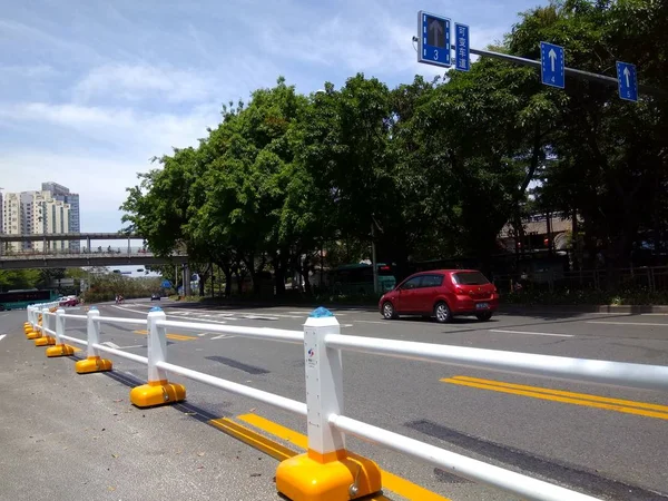 Los Vehículos Conducen Carril Reversible Con Una Barandilla Controlada Por —  Fotos de Stock