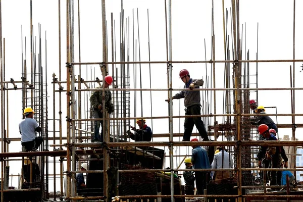 Des Travailleurs Migrants Chinois Construisent Des Échafaudages Sur Site Construction — Photo