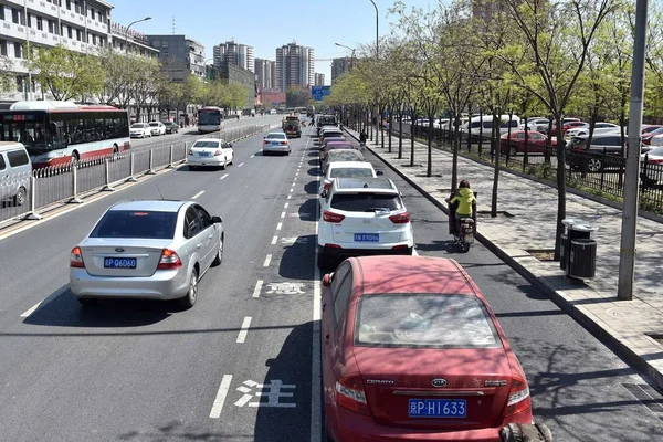 2017年4月12日 在中国北京的一条街道上 车辆停在自行车道和普通机动车车道之间的新停车位上 — 图库照片