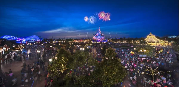 2014년 14일 푸동에 상하이 디즈니 리조트에서 상하이 디즈니랜드의 디즈니 불꽃놀이가 — 스톡 사진