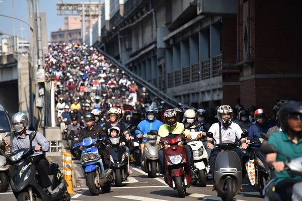 Anwohner Fahren Mit Motorrädern Auf Der Rampe Einer Brücke Die — Stockfoto