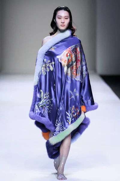 Model Wyświetla Nowe Stworzenie Pokaz Mody Woo Podczas Shanghai Moda — Zdjęcie stockowe