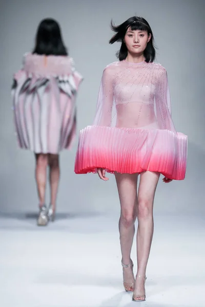 Een Model Toont Een Nieuwe Creatie Fashion Show Van Woo — Stockfoto