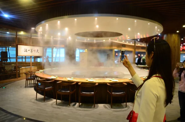 Visitor Takes Photos Giant Hot Pot Diameter Eight Meters Weifang — Stock Photo, Image