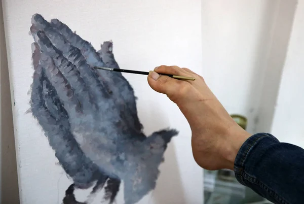 Pintor Chinês Deficiente Liu Kaijian Desenha Quadro Com Seus Dedos — Fotografia de Stock