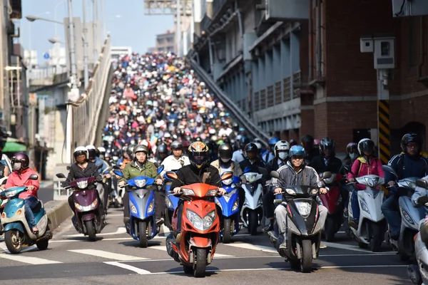 Anwohner Fahren Mit Motorrädern Auf Der Rampe Einer Brücke Die — Stockfoto
