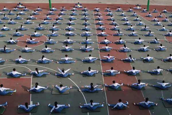 Китайские Студенты Занимаются Гимнастикой Йогой Время Перерыва Игровой Площадке Начальной — стоковое фото
