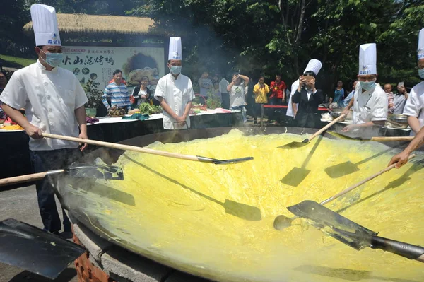 Chinese Chefs Use 000 Eggs Make Pancakes Pan Meters Diameter — Stock Photo, Image