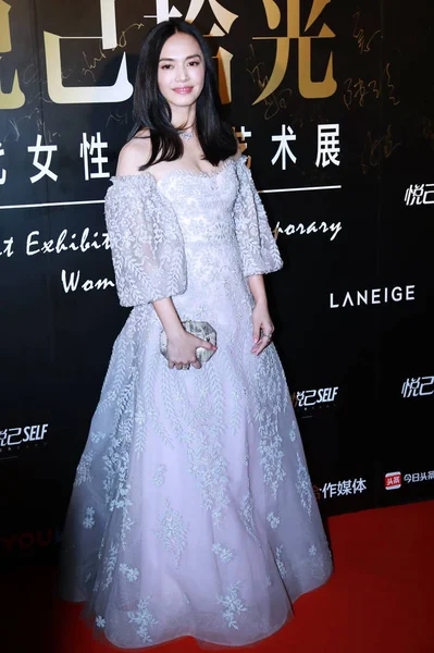 2017 北京で現代的な女性の精神の美術展で中国の女優ヤオチェン ポーズします — ストック写真