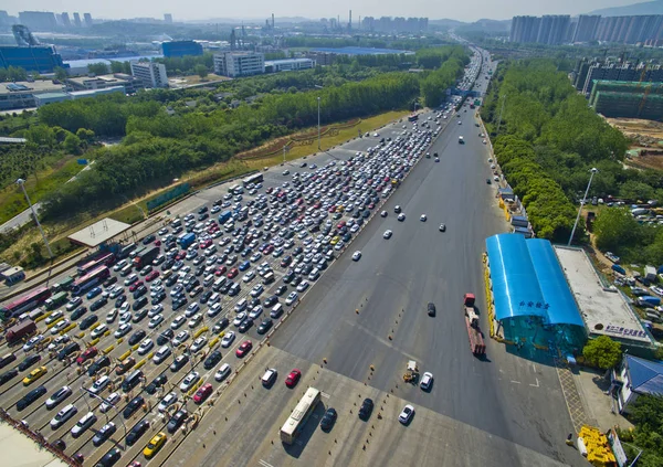 2017 月29日 南京市の労働者の日の休日の間 高速道路の交通渋滞中の車の質量の空中ビュー — ストック写真