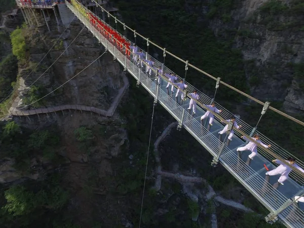 Entusiastas Chineses Realizam Taichi Uma Ponte Vidro Suspensa Uma Área — Fotografia de Stock