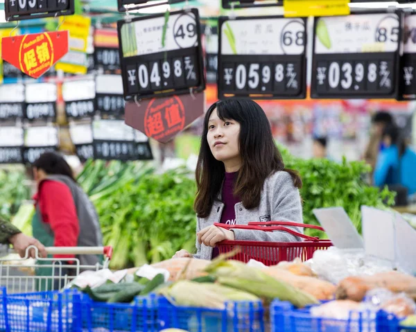 中国の江蘇省 南京市のスーパーマーケットで野菜をお客様にお店 3月8日2017 — ストック写真