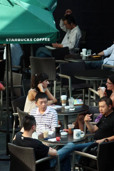 Gente Disfruta Sus Cafés Una Cafetería Starbucks Shanghai China Noviembre —  Fotos de Stock