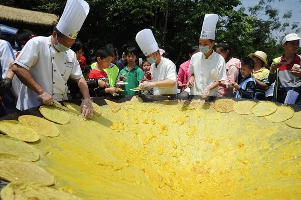 Visitantes Compartilham Panquecas Uma Panela Metros Diâmetro Durante Festival Gourmet — Fotografia de Stock