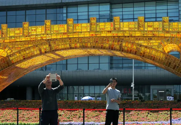 游客拍摄2017年4月23日在中国北京奥林匹克公园新建的 丝绸之路金桥 — 图库照片
