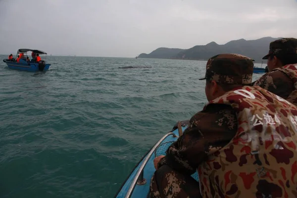 Soldados Chineses Dirigindo Barco Leve Guiam Uma Baleia Esperma Encalhada — Fotografia de Stock