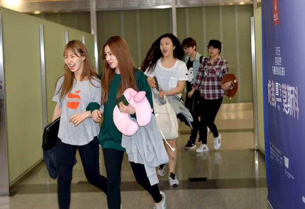 Члени Групи Південнокорейських Дівчина Червоний Оксамит Приходимо Міжнародного Аеропорту Ченду — стокове фото
