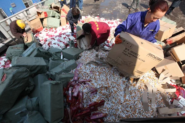 Des Employés Chinois Versent Fausse Marque Des Cigarettes Qualité Inférieure — Photo