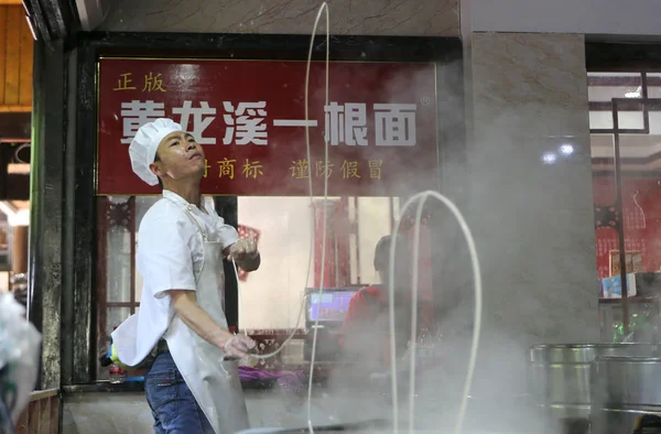 Éves Kínai Férfi Tian Húz Egy Szál Bór Egy Forró — Stock Fotó
