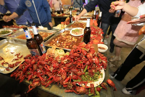 Los Gourmets Chinos Comen Cangrejos Río Durante Una Fiesta Celebrada — Foto de Stock