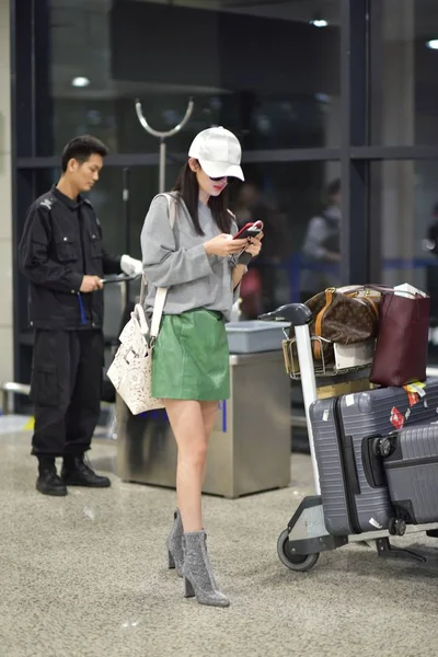 Chinese Actress Yang Uses Her Smartphone Shanghai Pudong International Airport — Stock Photo, Image