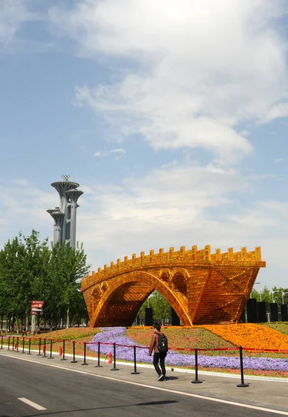 2017年4月23日 在中国北京奥林匹克公园 一行人步行经过新建的 丝绸之路金桥 — 图库照片